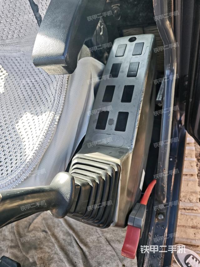 座椅右側(cè)控制臺/鑰匙門/油門/含右手柄（駕駛室部分）