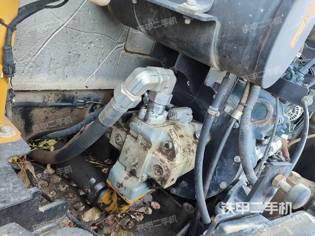 液壓泵艙室正面整體（整機外觀）