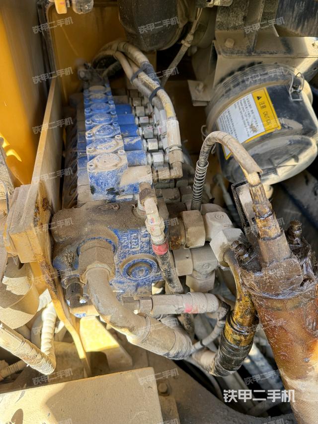 回轉馬達和主控閥（整機外觀）