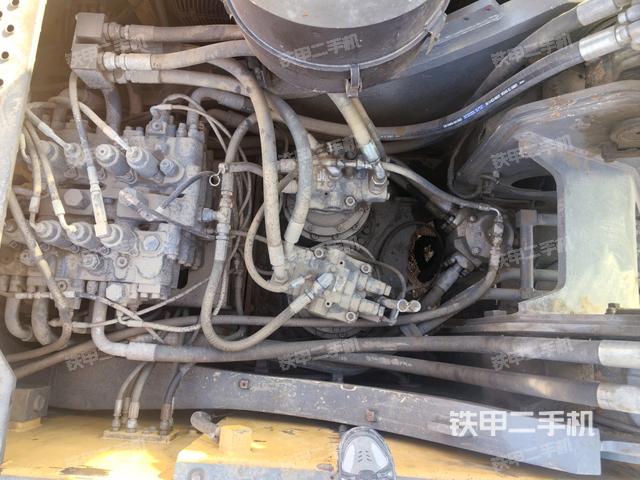 回轉(zhuǎn)馬達(dá)和主控閥（整機(jī)外觀）