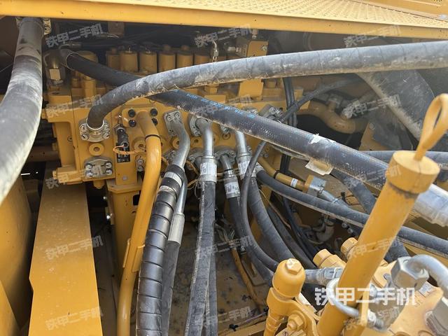 回转马达和主控阀（整机外观）