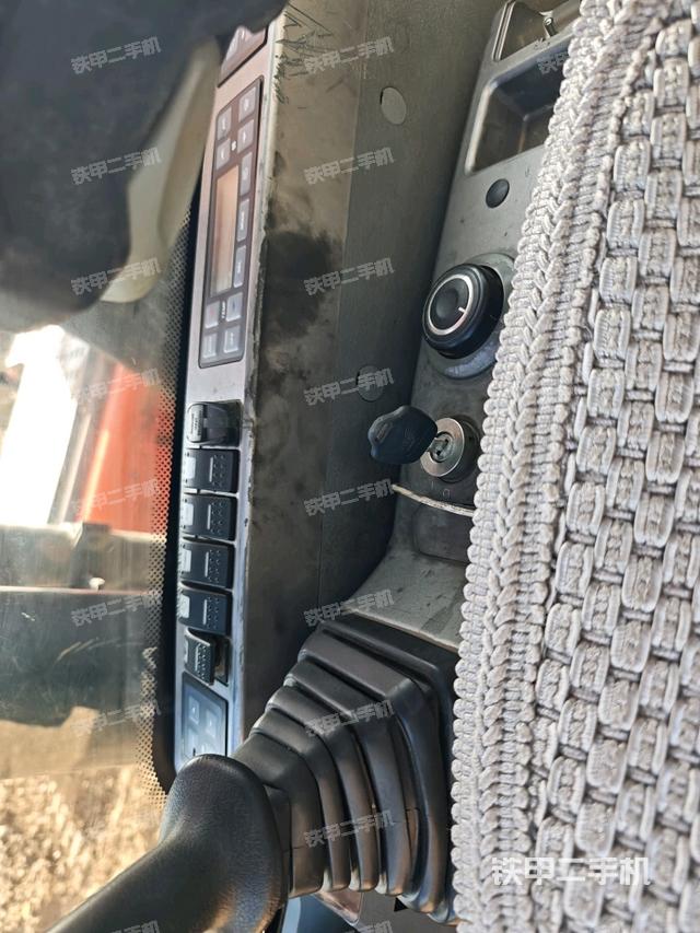 行走控制手柄和踏板?俯拍（駕駛室部分）