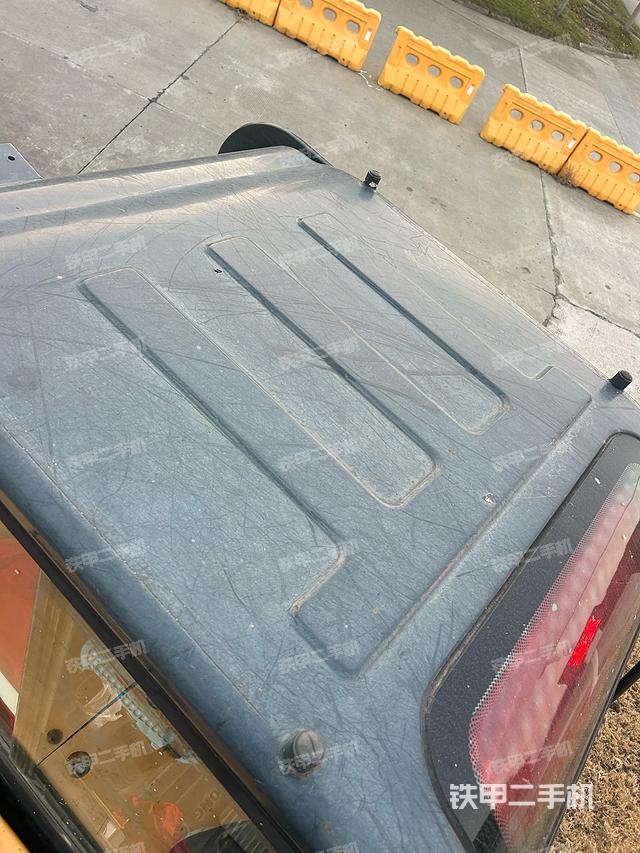 駕駛室頂部（整機外觀）