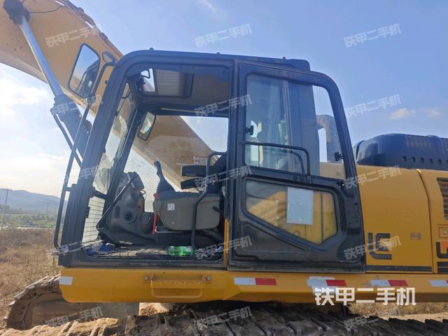 右側玻璃角標（駕駛室部分）