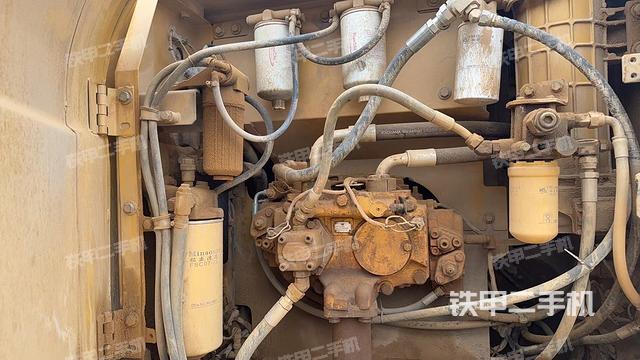 液壓泵艙室正面整體（整機外觀）