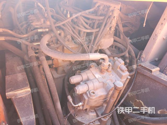 回转马达和主控阀（整机外观）