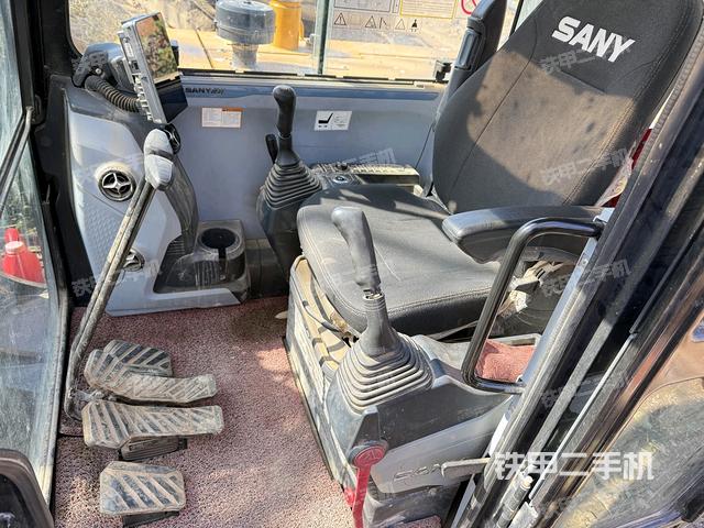 駕駛室整體（整機外觀）