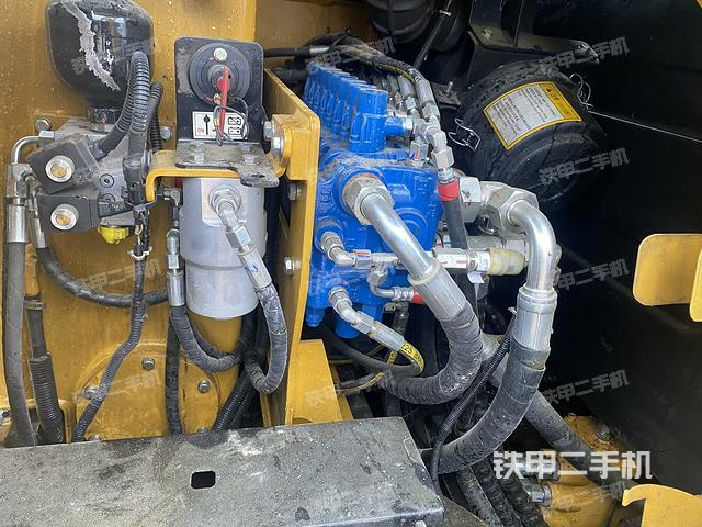 回转马达和主控阀（整机外观）