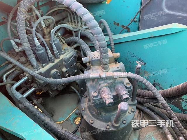 回转马达和主控阀（整机外观）