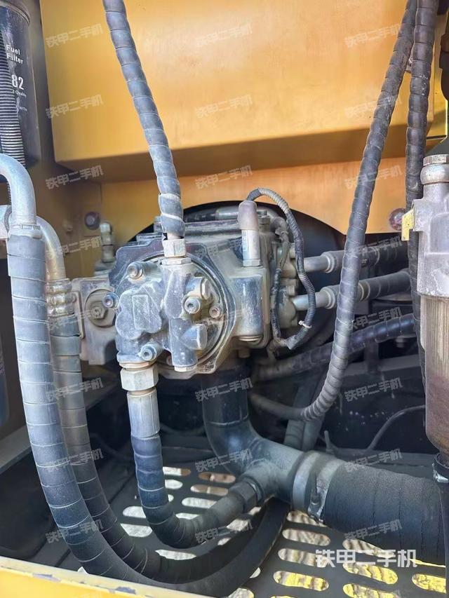 液压泵舱室正面整体（整机外观）