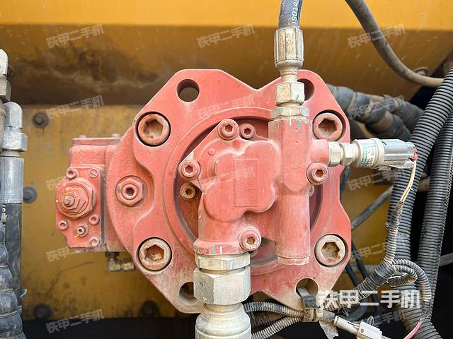 液壓泵艙室正面整體（整機外觀）