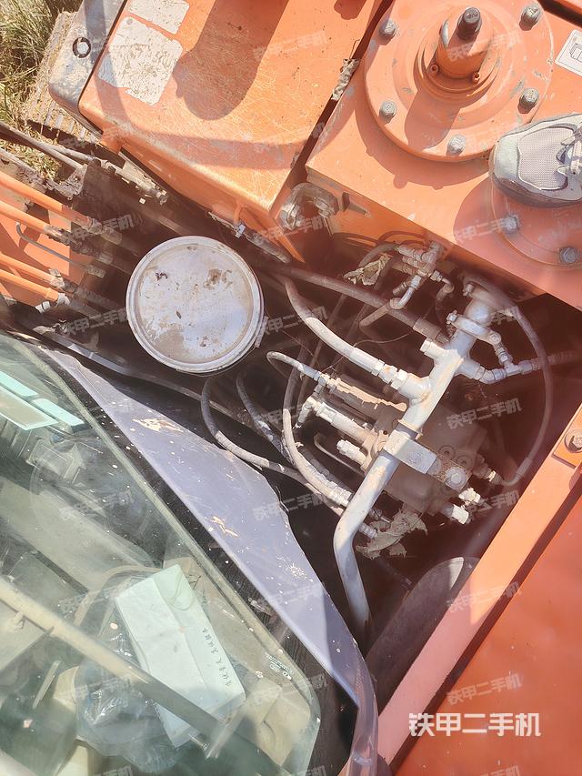 回转马达和主控阀（整机外观）