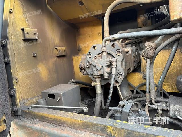 液壓泵艙室正面整體（整機(jī)外觀）