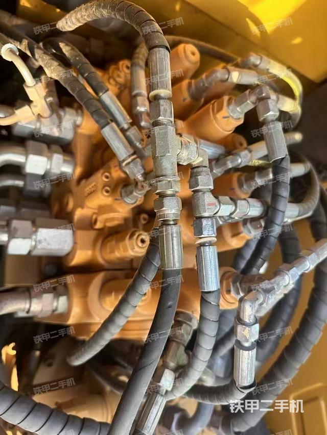 回转马达和主控阀（整机外观）