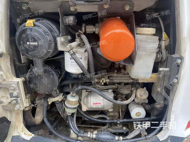 回转马达和主控阀（整机外观）