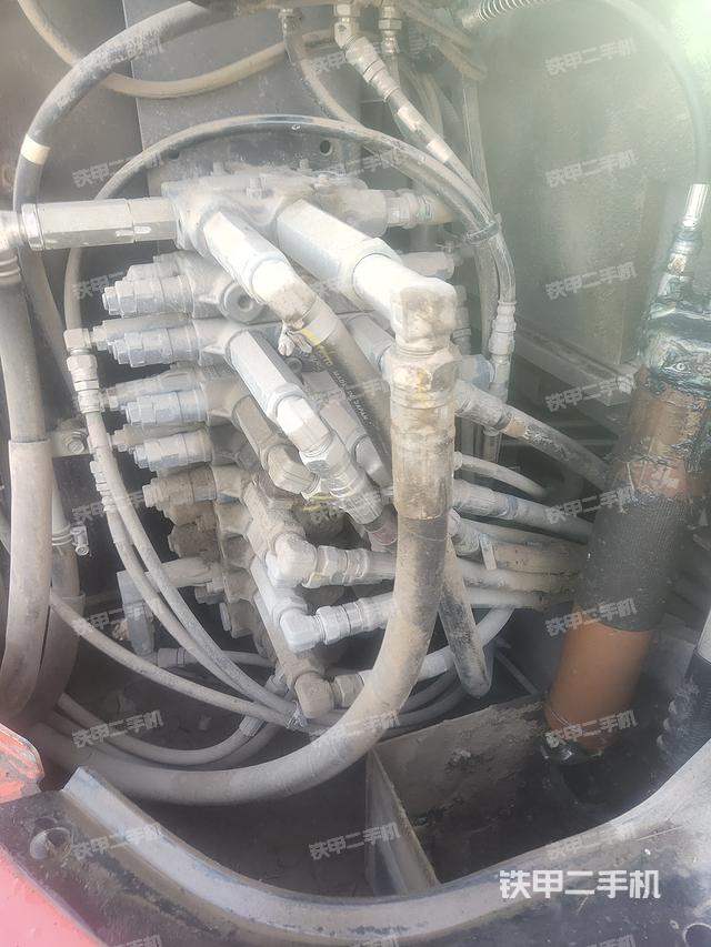 液压泵舱室正面整体（整机外观）