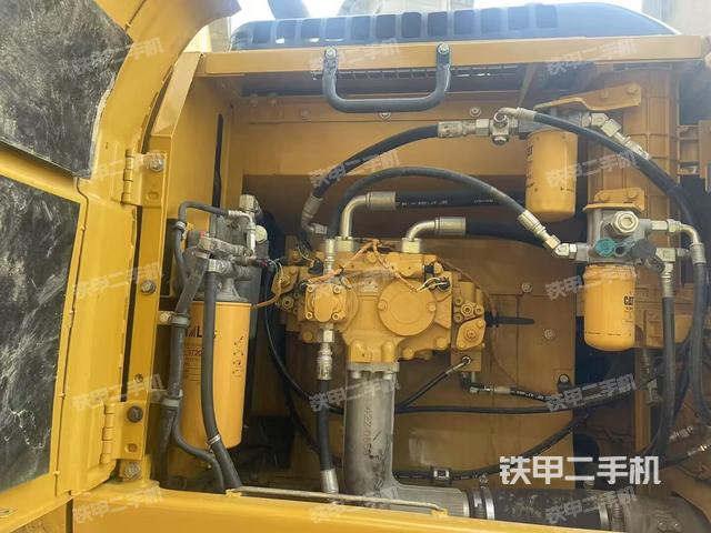 液壓泵艙室正面整體（整機外觀）