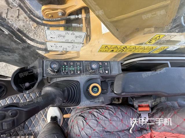 駕駛室頂部（整機外觀）