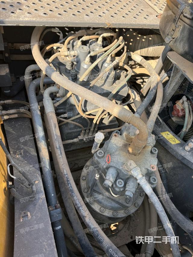 回转马达和主控阀（整机外观）