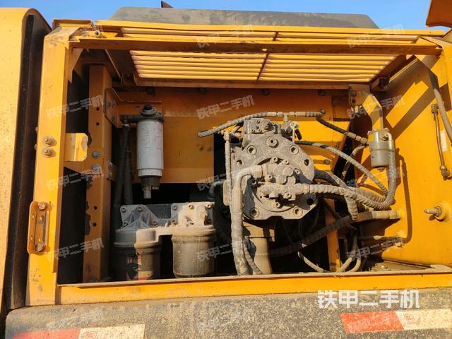 液压泵舱室正面整体（整机外观）