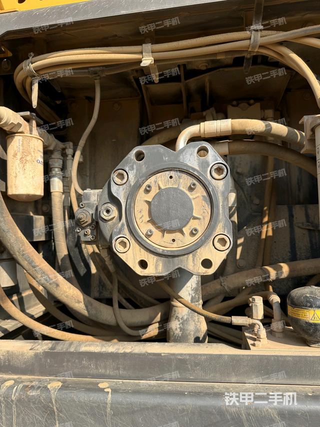 液压泵舱室正面整体（整机外观）