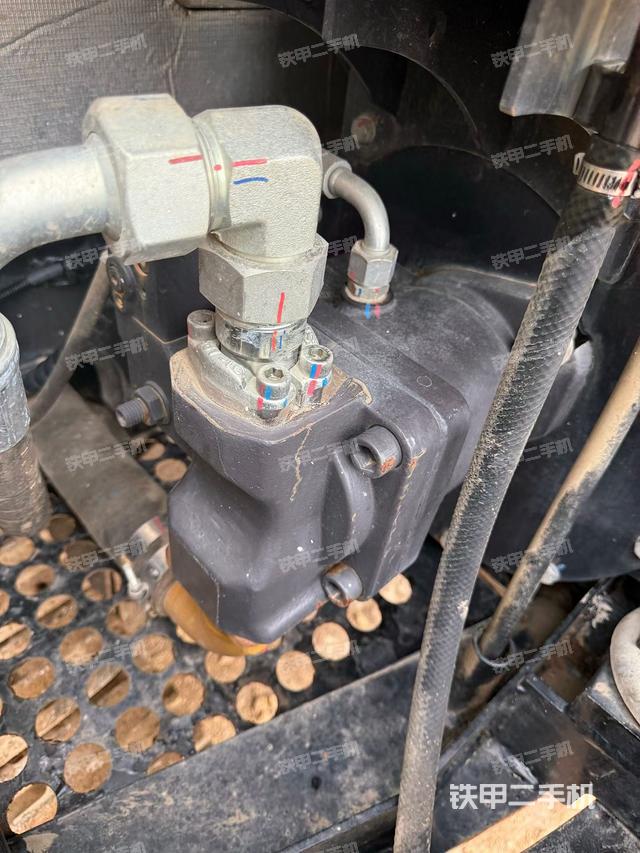 液压泵舱室正面整体（整机外观）