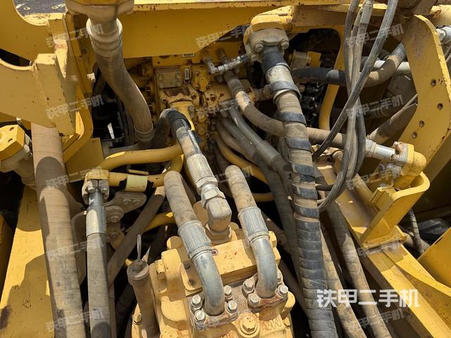 回轉(zhuǎn)馬達(dá)和主控閥（整機(jī)外觀）