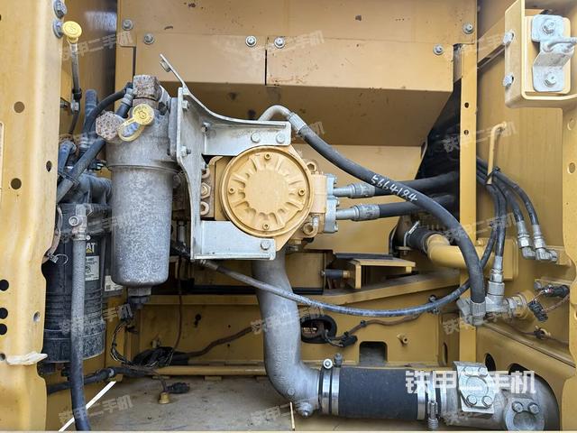 液壓泵艙室正面整體（整機外觀）