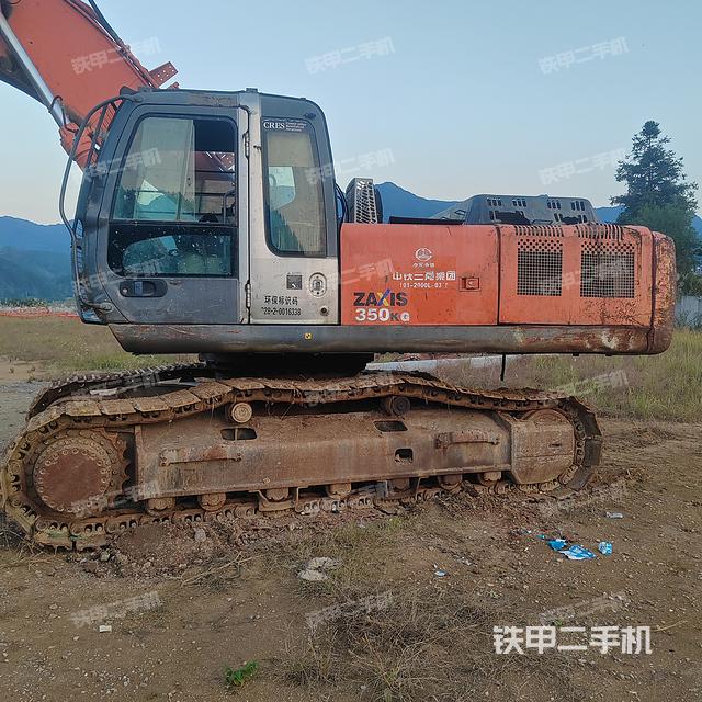 液压泵舱室正面整体（整机外观）