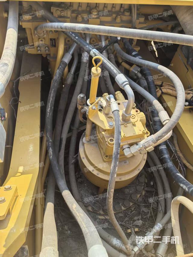 回轉(zhuǎn)馬達(dá)和主控閥（整機(jī)外觀）