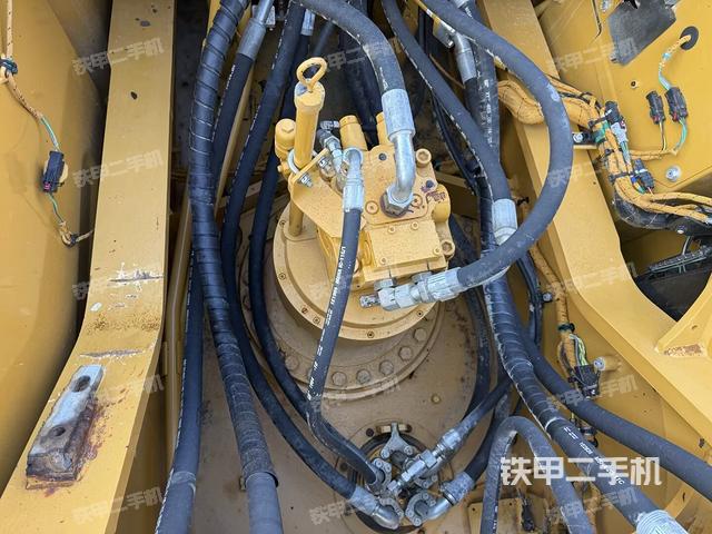 回转马达和主控阀（整机外观）