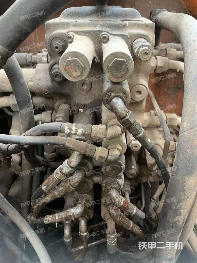 回轉(zhuǎn)馬達(dá)和主控閥（整機(jī)外觀）