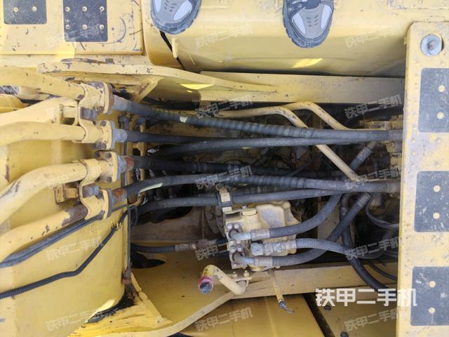 回轉(zhuǎn)馬達(dá)和主控閥（整機(jī)外觀）