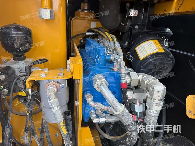 回转马达和主控阀（整机外观）