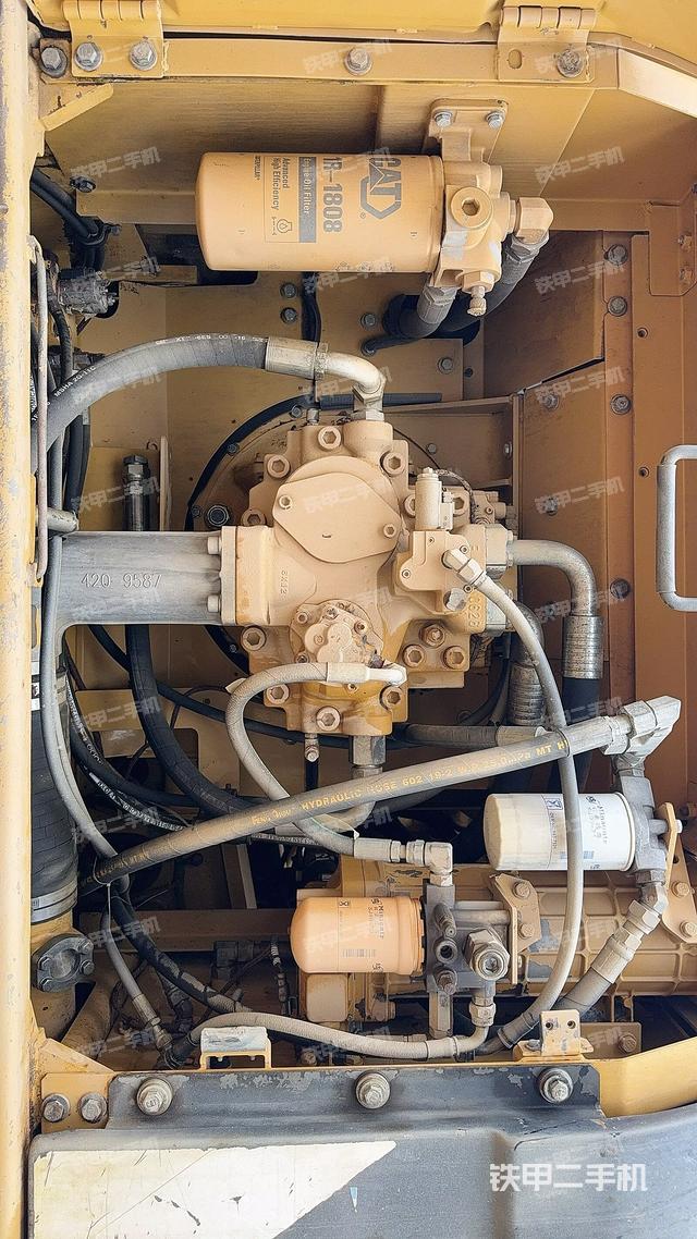 液壓泵艙室正面整體（整機(jī)外觀）