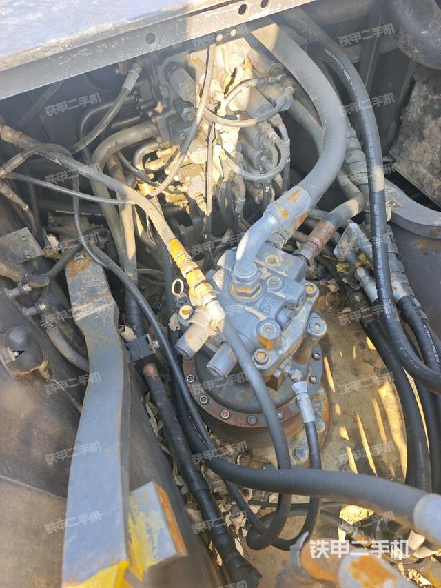 回轉(zhuǎn)馬達(dá)和主控閥（整機(jī)外觀）