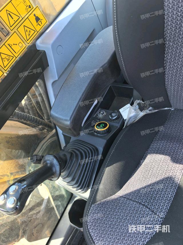 座椅右側(cè)控制臺(tái)/鑰匙門(mén)/油門(mén)/含右手柄（駕駛室部分）