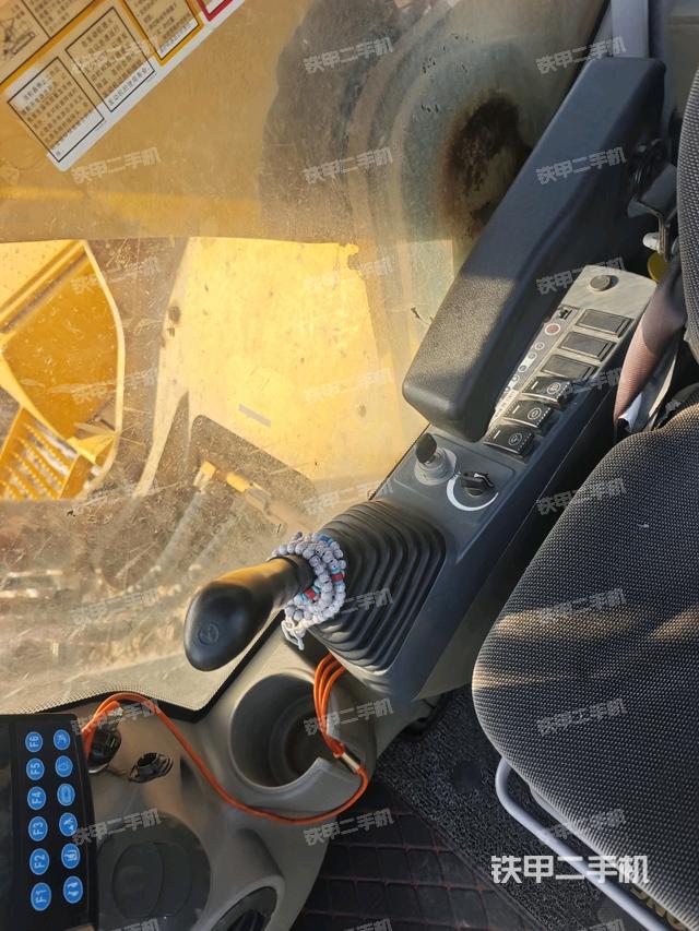 左后方玻璃角標（駕駛室部分）