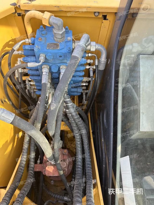 回转马达和主控阀（整机外观）