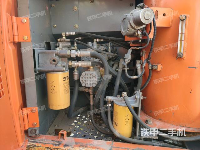 液压泵舱室正面整体（整机外观）