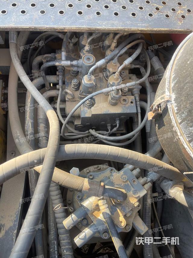 回转马达和主控阀（整机外观）