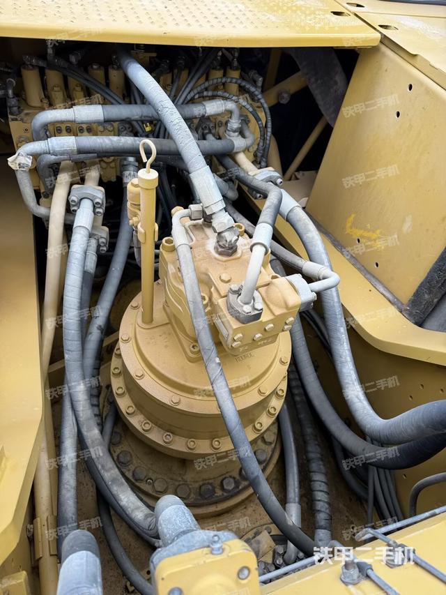 回轉(zhuǎn)馬達(dá)和主控閥（整機(jī)外觀）