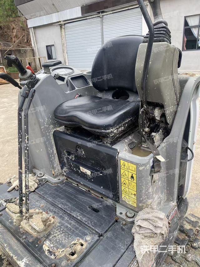 驾驶室顶部（整机外观）