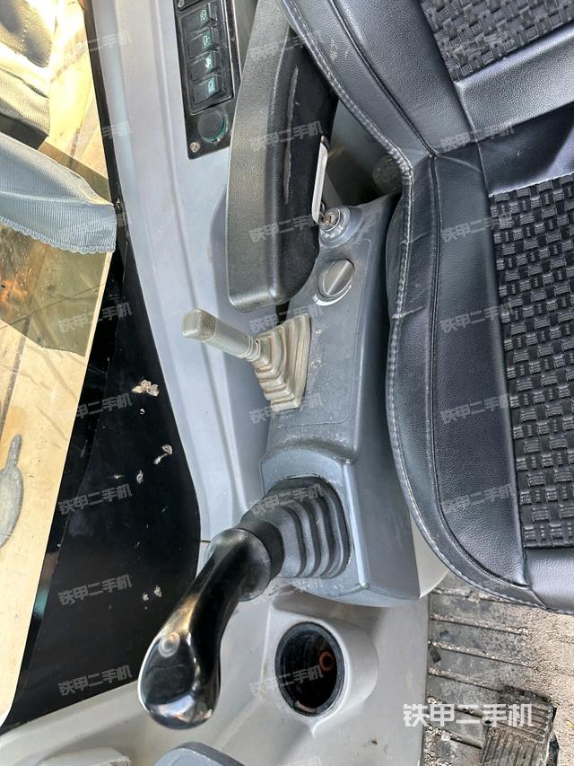 座椅右侧控制台/钥匙门/油门/含右手柄（驾驶室部分）