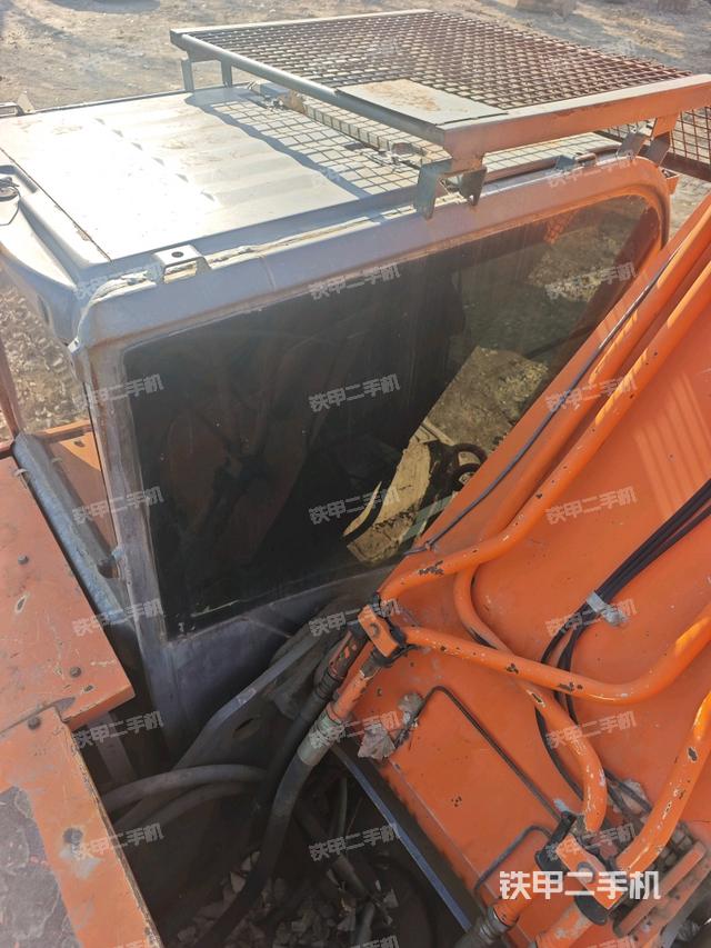 驾驶室顶部（整机外观）