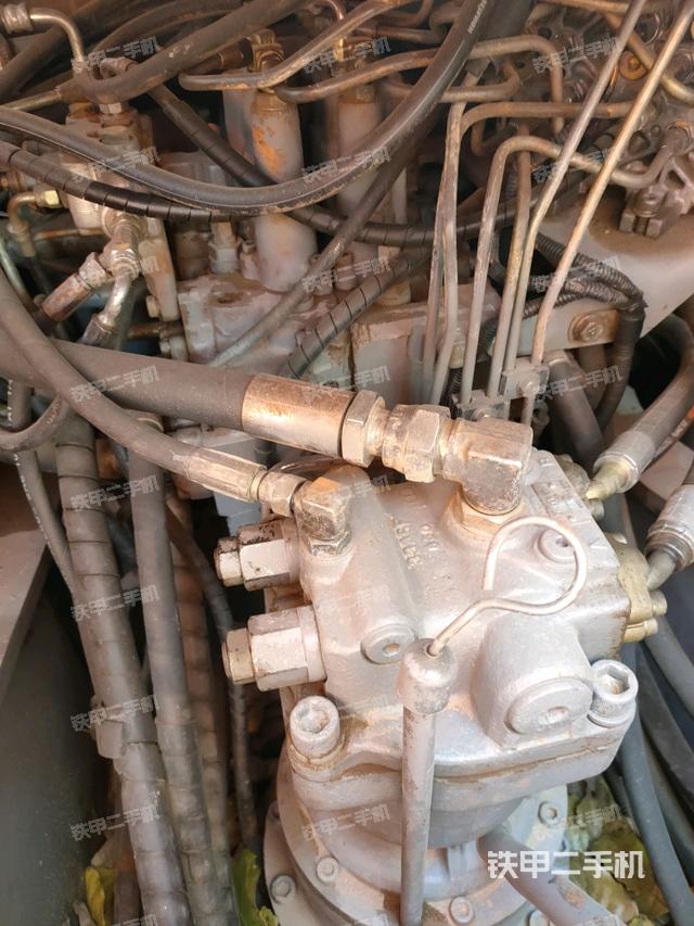 回转马达和主控阀（整机外观）