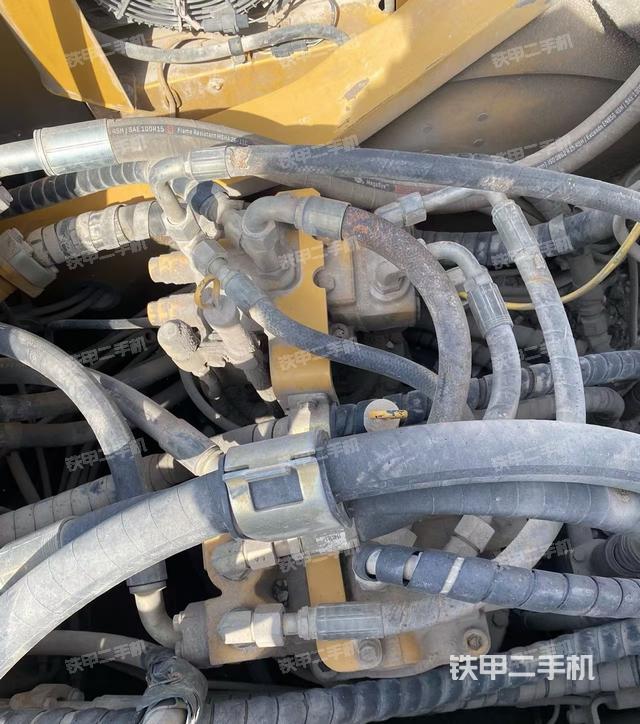 回转马达和主控阀（整机外观）