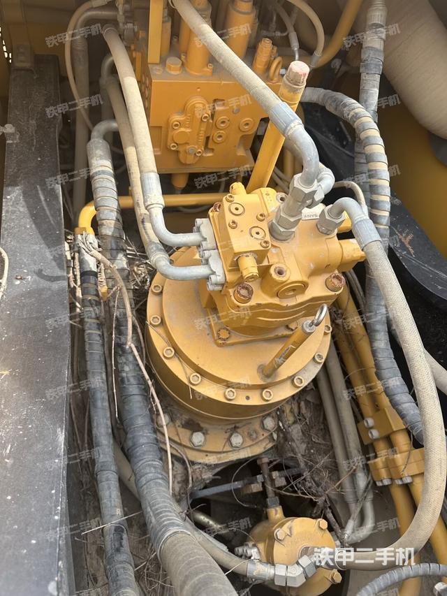 回转马达和主控阀（整机外观）