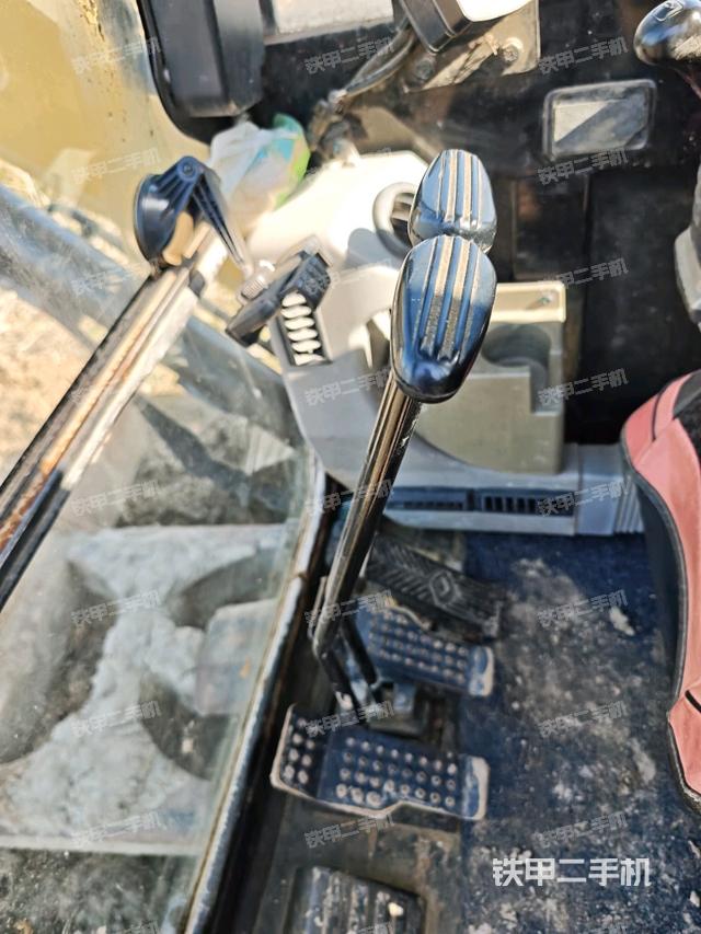 座椅左侧控制台/音响/含左手柄（驾驶室部分）