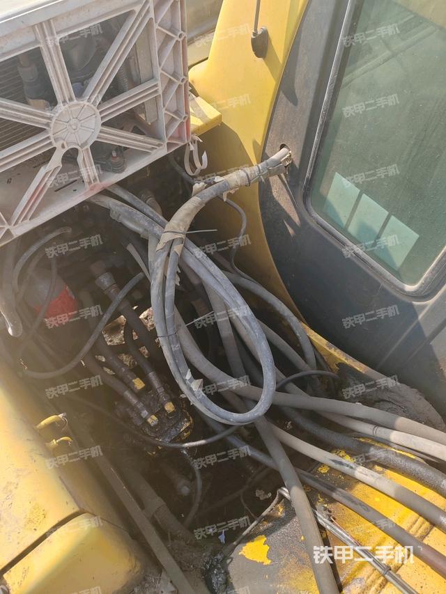 回轉(zhuǎn)馬達(dá)和主控閥（整機(jī)外觀）